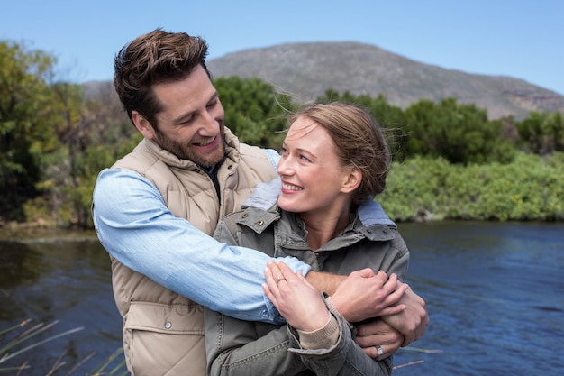 Casal feliz em um lago