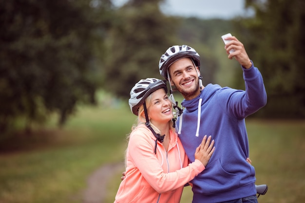 Casal feliz em um passeio de bicicleta