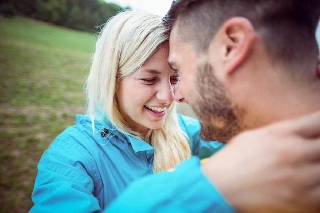 Casal feliz em uma caminhada