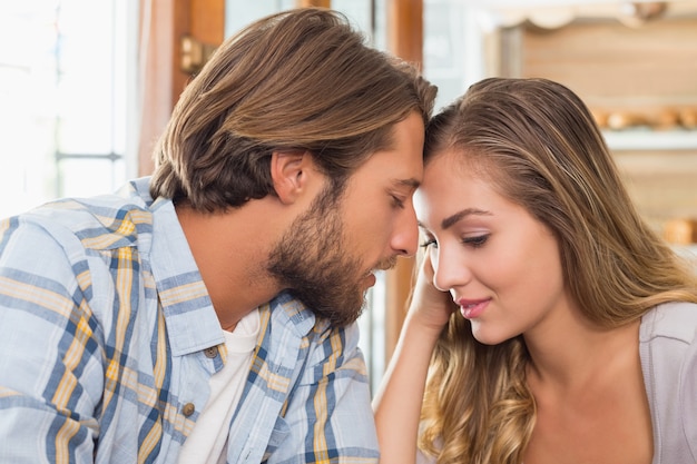 Casal feliz em uma data