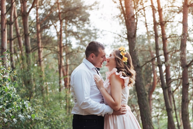 Casal feliz em uma floresta de pinheiros