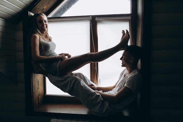 Casal feliz em uma sala de madeira