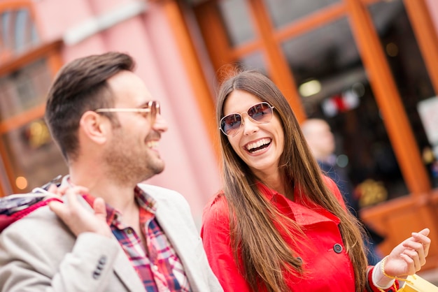 Casal feliz fazendo compras na cidade