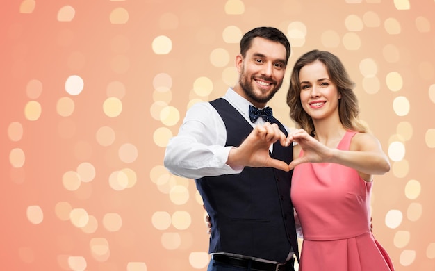 casal feliz fazendo coração de mão no dia dos namorados