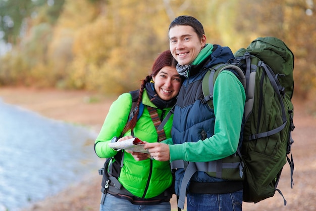 Casal feliz fazendo uma caminhada juntos em uma floresta