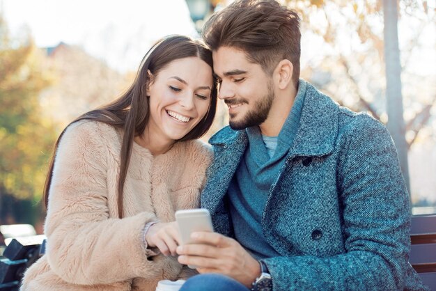 Casal feliz fazendo uma selfie