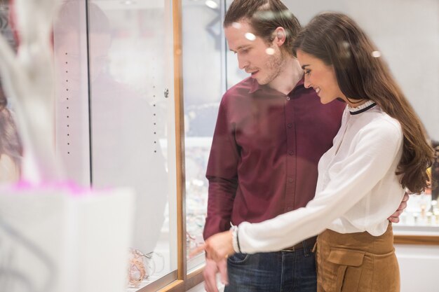 Casal feliz, fazer compras na joalheria