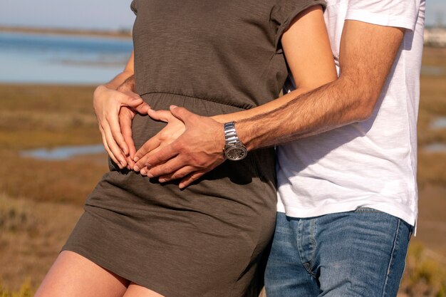 Casal feliz grávida na praia