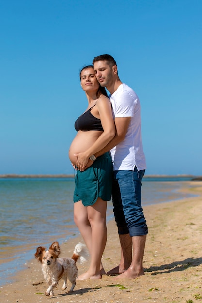 Casal feliz grávida