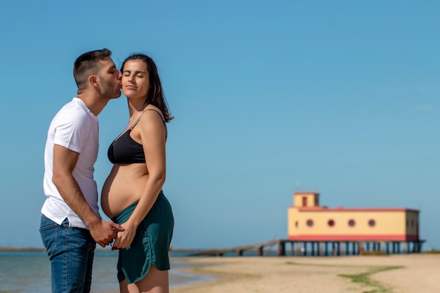 Casal feliz grávida