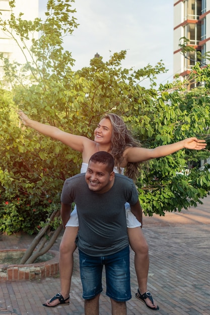 Casal feliz. homem carregando mulher nas costas