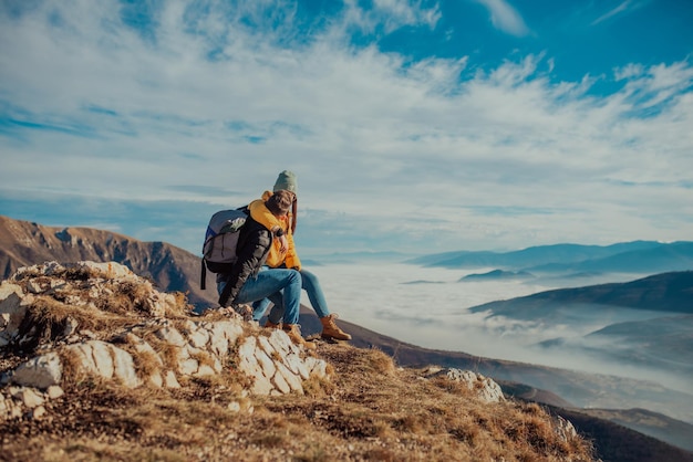 Casal feliz homem e mulher turista no topo da montanha durante uma caminhada no verão