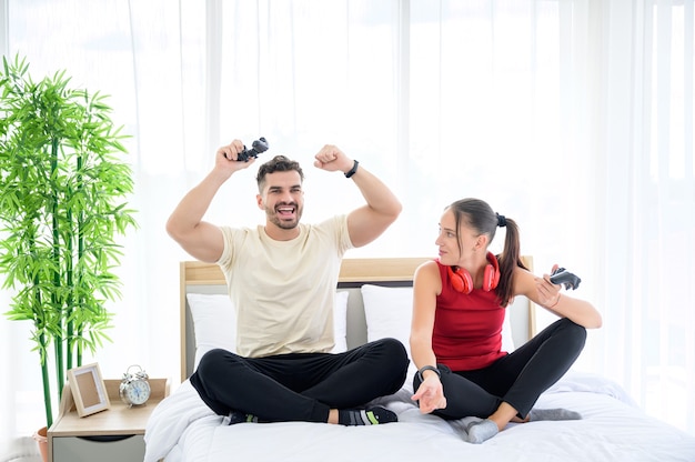 Casal feliz jogando videogame no quarto