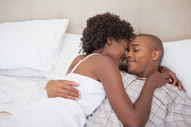 Casal feliz na cama juntos