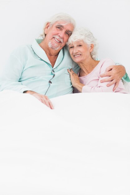 Casal feliz na cama