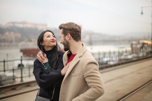 Foto casal feliz na cidade