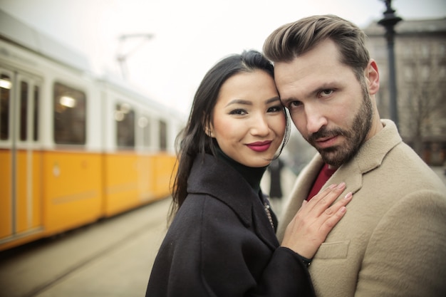 Casal feliz na cidade