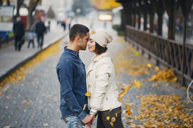 casal feliz na cidade