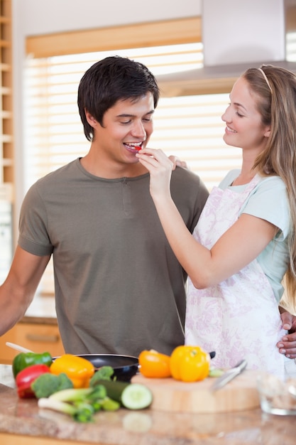 Casal feliz na cozinha