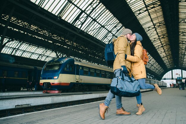 Casal feliz na estação ferroviária se encontra depois de muito tempo sem se ver