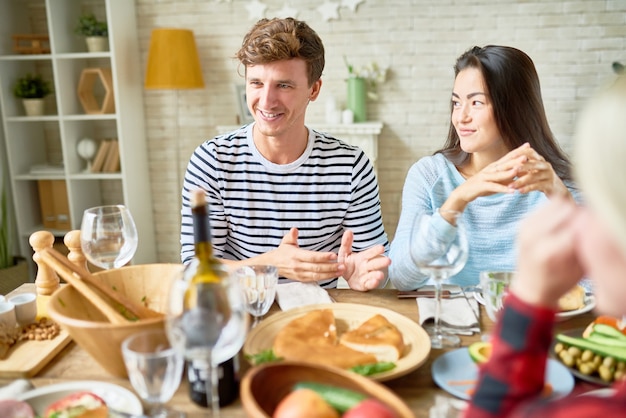 Casal feliz na mesa de jantar