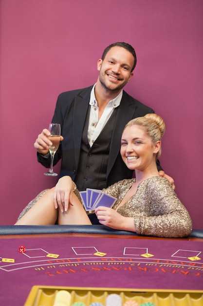 Casal feliz na mesa de poker