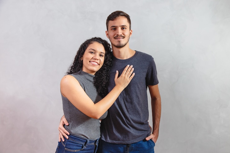 Foto casal feliz na parede cinza