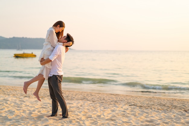 Casal feliz na praia de areia tropical no verão