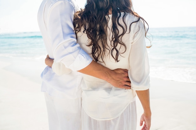 Casal feliz na praia