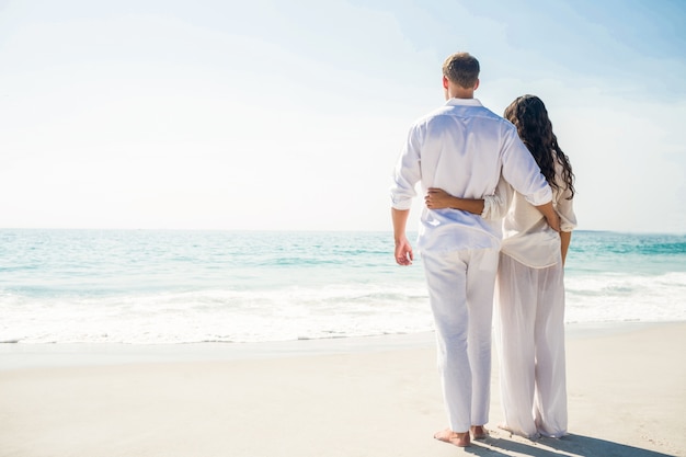 Casal feliz na praia