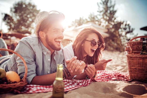 Casal feliz na praia