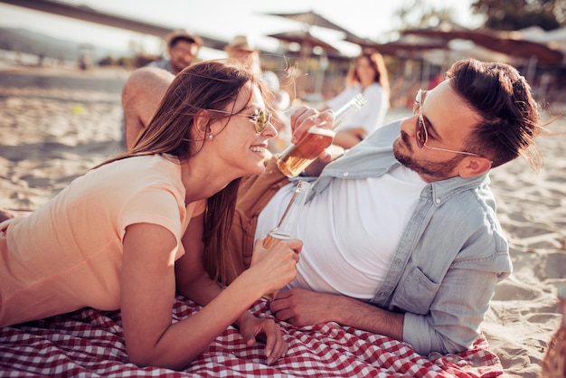 Casal feliz na praia