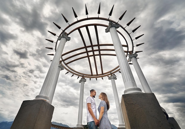 Casal feliz namorando no parque