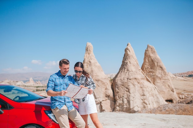 Casal feliz nas férias de carro de verão