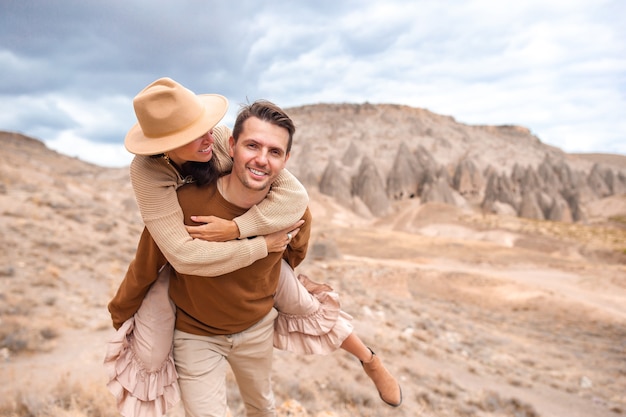 Casal feliz nas férias de verão em formações de cavernas famosas