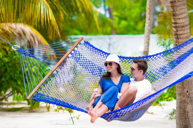 Casal feliz nas férias de verão relaxantes na rede