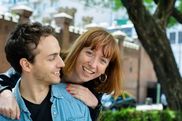 Casal feliz no amor ao ar livre.