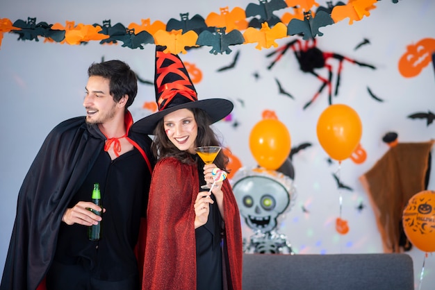 Casal feliz no amor em fantasias e maquiagem em uma celebração do Halloween