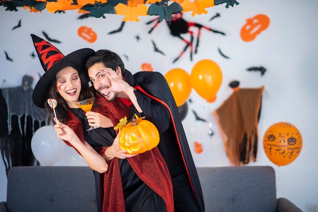 Casal feliz no amor em fantasias e maquiagem em uma celebração do halloween