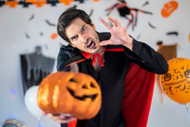 Casal feliz no amor em fantasias e maquiagem em uma celebração do halloween