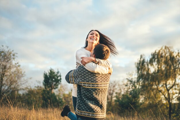 Casal feliz no amor relaxante no campo.