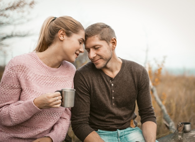 Casal feliz no amor tocou suas testas na natureza