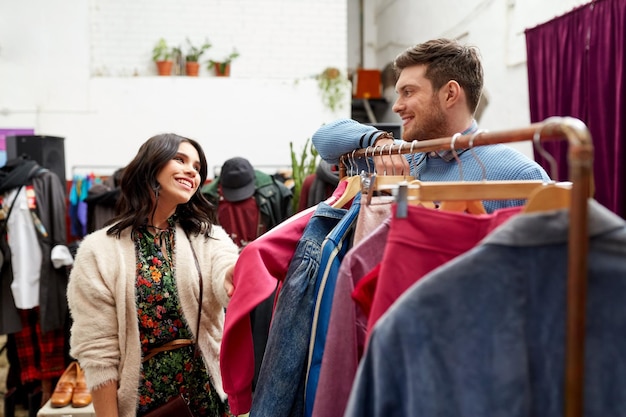 casal feliz no cabide de uma loja de roupas antigas