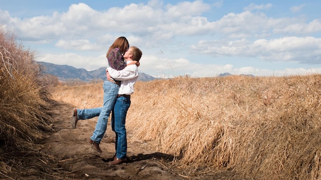 Casal feliz no campo.