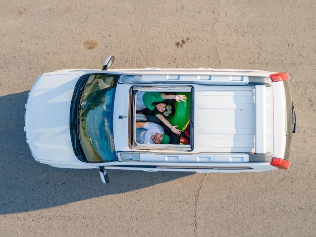 Casal feliz no carro vista aérea viagem de carro para o conceito de mar