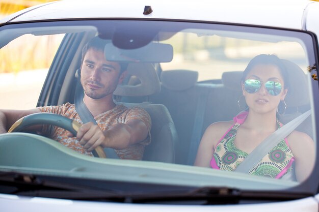 Casal feliz no carro