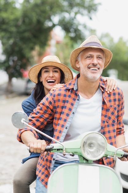 Casal feliz no ciclomotor