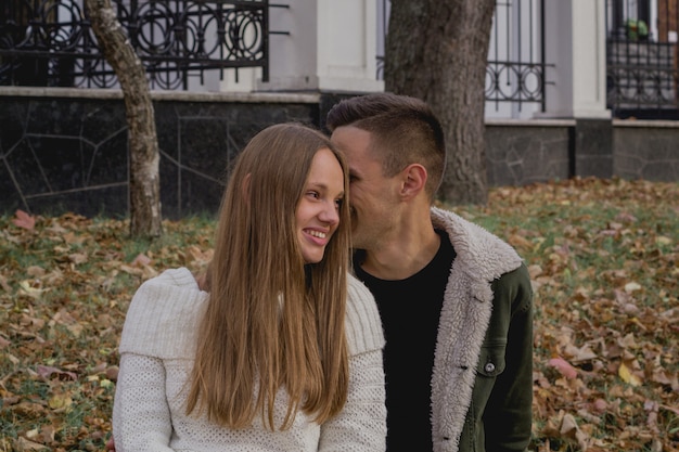 Casal feliz no parque outono se divertir. Outono colorido