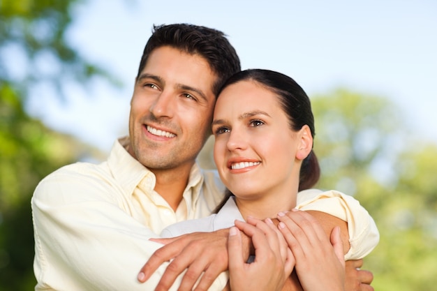 Casal feliz no parque