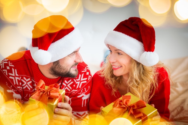 Casal feliz no quarto. Homem e mulher dentro de casa